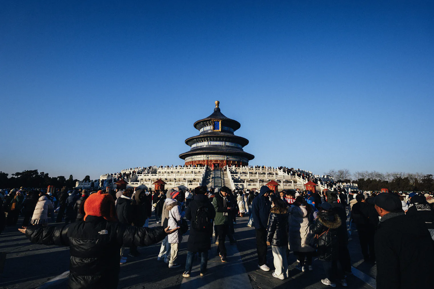 Multitud de visitantes llenando la explanada frente al Templo del Cielo, en Pekín