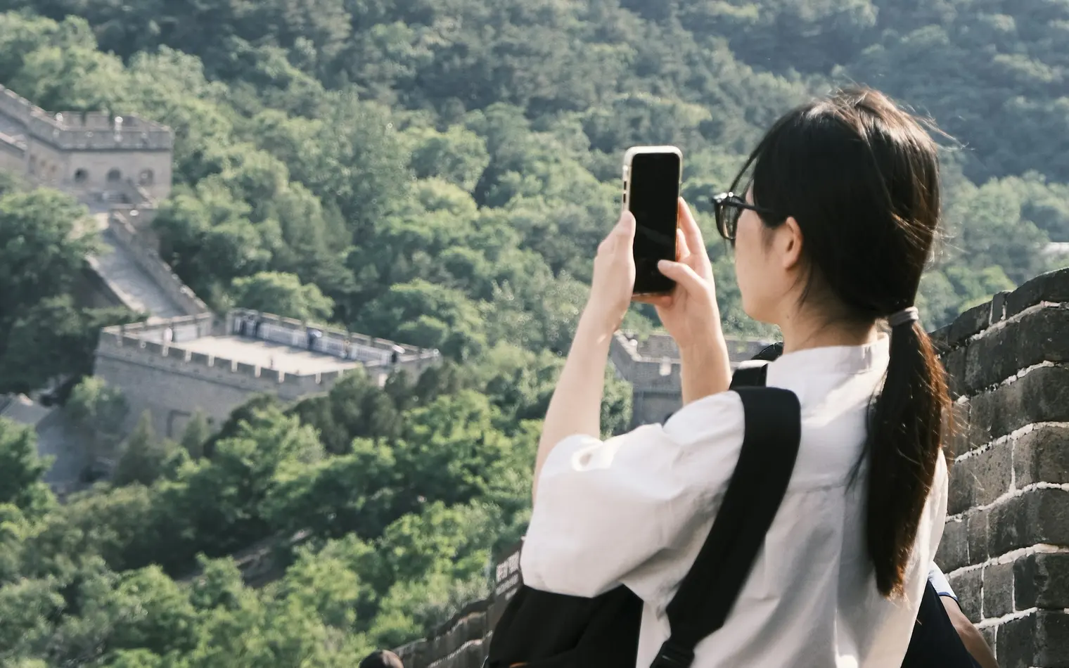 Viajera haciendo una foto con el móvil en la Gran Muralla China