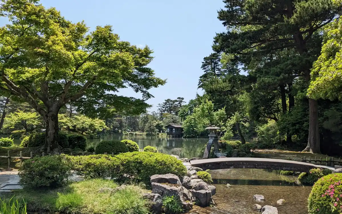 Pond and stone bridge in Kenroku-en garden, Kanazawa, Japan
