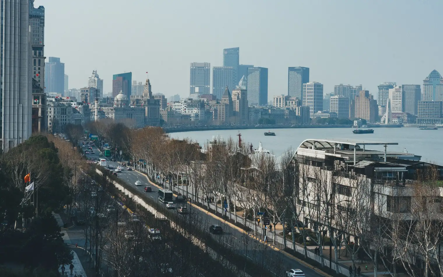 El perfil de Pudong y la Torre Perla de Oriente vistos desde El Bund, Shanghái, China